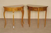 Konsolentisch, im Biedermeierstil, Kirschbaum massiv, poliert, nach altem Vorbild von 1820/30, gebogene Beine, gute Verarbeitung, unter Verwendung ...