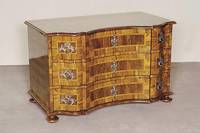 Doppelt geschweifte Kommode, Barockstil, Front horizontal aufgebaut, dickes Nußbaum- bzw. Pflaumenfurnier, Bandintarsien, z.T. rhomboid ...