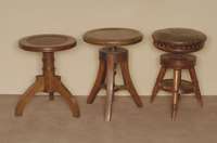 Klavierhocker, deutsch, um 1910, Eiche massiv, gedrechselter Fuß, 3-fach ausladend, gerieft, SitzflÄche in der HÖhe verstellbar, intakt, ...