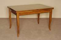 Ausziehtisch, im Biedermeierstil, Korpus Weichholz, Nußbaumfurnier, doppelt ausziehbar, Platte mit Lackschaden, leichte Gebrauchsspuren, ca. ...