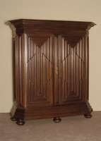 Wellenschrank, Schweiz/Basel, um 1730/35, Korpus Weichholz, Eiche massiv, schmale sich Über den Schrank verteilende Wellen, TÜr 28-fach gewellt, ...