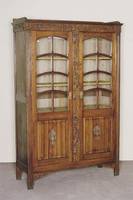 Kleiner BÜcherschrank, deutsch, um 1920, Nußbaum massiv und Weichholz, Halbvitrinenschrank mit profilierter Versprossung, aufgesetzte florale ...
