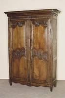 Schrank, Frankreich/Normandie, Ende 18. Jhd. , Eiche floral geschnitzt, zweitÜriger Korpus mit bewegt geschnittener Zarge, reich beschnitzte ...