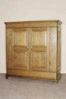 Biedermeierschrank, deutsch, um 1830, Eiche gewachst, geradliniger zweitÜriger Korpus mit gerundeten Seiten auf bewegten KlotzfÜßen, ...