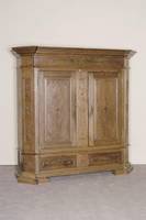 Schrank, deutsch/Westfalen, um 1830, Eiche massiv, zweitÜriger Korpus mit verkrÖpften Über Eck gesetzten Seiten, Über hohem zweischÜbigem ...