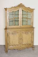 Eckschrank, deutsch, um 1830, Barock, Aachen/LÜttich, Eiche geschnitzt, zweitÜriger Unterbau Über bewegt geschnittener Zarge, auf geschweiften ...
