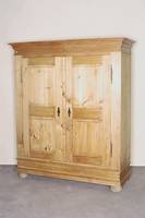 Kleiderschrank, deutsch, um 1840, Weichholz massiv, zweitÜriger Korpus Über hohem Sockelgeschoß auf gedrÜckten KugelfÜßen, profiliertes ...