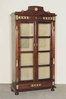 Vitrine, Frankreich, Louis-XVI-Stil, Mahagoni furniert und poliert, zweitÜriger von kannelierten Lisenenfeldern flankierter Korpus aufgedrÜckten ...