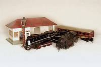 Eisenbahn, Zeuke-Bahnen, Berlin, um 1925/30, Spur O, Handaufzug, 3 Loks, ein Teil elektr., zwei Teile handaufzug, im Originalkarton, angschmutzt, ...