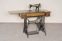 NÄhmaschine, deutsch, um 1900, Marke Singer, Maschine versenkbar, aufwendig gegossenes Untergestell, seitlich jeweils ein Schub, Maschine in ...