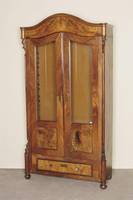 Kleiner BÜcherschrank, deutsch, um 1860, Nußbaum furniert und poliert, FÜllungsfelder Wurzelnußfurnier, geradliniger von Stablisenen ...