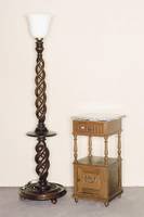 NachttischschrÄnkchen, deutsch, um 1890, Eiche massiv, eintÜriges Staufach mit typischer Louis-XVI-Schnitzerei (Schleifenform), ein Schub auf 4 ...