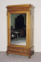Dielenschrank, deutsch, um 1870, SpÄtbiedermeier, Nußbaum massiv, Nußbaumfurnier, eintÜriges MÖbel mit Spiegelglas, Seitenteile mit Über Eck ...