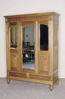 Kleiderschrank, deutsch, um 1880, Eiche und Weichholz massiv, dreitÜrige Front mit facettiertem Spiegelglas, aufgelegte Schnitzerei in ...