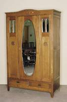 Kleiderschrank, deutsch, um 1900, Eiche und Weichholz massiv, dreitÜrige Front mit facettiertem Spiegelglas, MitteltÜr ovale Form , ...