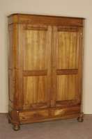 Kleiderschrank, Frankreich, um 1840, Weichholz und Nußbaum massiv, Nußbaumfurnier, zweitÜriges MÖbel mit gerahmten Inlets, verkrÖpfte Ecken, ...