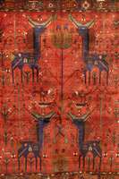 Nomaden Teppich, Persien, um 1950, Wolle auf Baumwolle, ca. 197 x 158 cm, EHZ: 2. Ausge zeichneter Zustand. Hirsch Motive im Fond, sel tenes Muster.