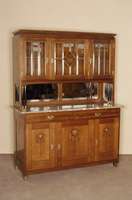 Buffet, um 1930/40, Nußholzfurnier, Oberteil mit prismierter, von Messingleisten eingefaßter Verglasung, die TÜren im Unterteil aufwendig ...