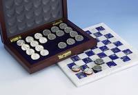 Dame-Spiel, best. aus: 24 Spielsteinen: Die Schlacht von Waterloo, Metall mit blauem und rotem Lack, dazu Damebrett aus weißem Marmor und ...