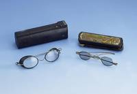 Brille, RG 333/000 gepr., deutsch um 1820/30, ausgefallen, Seiten hoch- klappbar, sammelw., in altem Etui (abgegrif- fen)