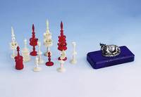 32 Schachfiguren, deutsch um 1830/40, Elfenbein, 1 Partie rot eingefÄrbt, min. best. bzw. einige Teile geklebt, sammelw.