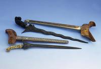 Kris, um 1900, Bali, Klinge vielfach gefaltet geschmiedet, Eisen geflammt, glatte Form, Griff: Elfenbein, geschnitten vegetabile und Tierformen, ...