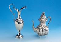 Kaffeekanne 900er Silber, im Stil von 1830/ 40, Gew. ca. 625 g, goudroniert, auf 4 FÜßen stehend, innen vergoldet, H. ca. 22 cm