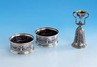 Paar Wein-/Sektuntersetzer, um 1900, Her- steller Koch & Bergfeld fÜr Jansen, im Barock- stil, D. ca. 10.5 cm