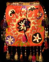 Gürteltasche Antik, Turkestan, um 1880, grundgewebe Kattun mit Seidenstickerei und Sei denquasten. ca. 23 x 20 cm. Schätzwert: 700.- EURO. Schön ...