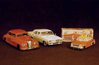 Zwei Limousinen, deutsch, 60er Jahre, 1 x Schuco Fernlenk Auto Elektro Control Car 5309, Blech, weiß, gelbe Scheinwerfer, roter Mercedes 300 ...