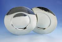 2 Platzteller, 925er Silber, ca. 855 g, zeitlose, glatte Form, Durchm. ca. 30 cm, l. Gebr.-Sp.