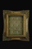 Rahmenvitrine, Barockstil, Weichholz/Hartholz, cremefarben-golden gefaßt, verglast, RÜcken genoppt, resedagrÜn ausgelegt, Gebrauchsspuren, ca. ...