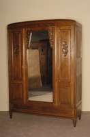 Kleiderschrank, Frankreich/Nancy (?), um 1920/25, komplett auf Rahmen gearbeitet, Front und Seiten Eiche massiv, RÜckseite Weichholz, Kanten ...