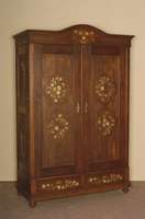 Kleiderschrank, deutsch, um 1880/90, Kiefer massiv, Front z.T. auf Rahmen gearbeitet, Kopf geschwungen, zeittypische Blumenmalerei, diese ...