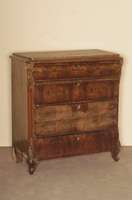 Herrenkommode, mittel- bzw. norddeutsch, um 1835/45, Korpus Weichholz, Pyramidenmahagonifurnier, 3- bzw. 4-fach gespiegelt, z.T. aufgeklappt, sehr ...