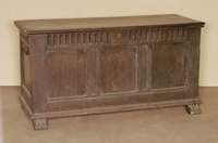 Flachdeckeltruhe, Elsaß/Lothringen, um 1770/1810, Eiche massiv, komplett auf Rahmen gearbeitet, klassizistische Front, mit ausgeprÄgtem ...