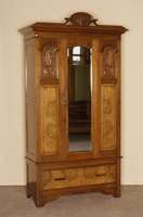 Schrank, England, um 1900, Jugendstil, Korpus Weichholz/Hartholz, Nußbaumfurnier, z.T. Wurzelnußfurnier, 3-tÜrig, in der Mitte Spiegel mit ...
