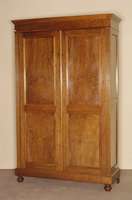 Schrank, deutsch, um 1880, GrÜnderzeit, Korpus Weichholz, Nußbaumfurnier, auf KugelfÜßen, Lisenen kanneliert, 2 TÜren auf Rahmen gearbeitet, ...