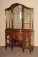 Aufsatzvitrine, England, Edwardien, Korpus Weichholz, Mahagonifurnier, mit Blumenmarketerie, 2-teiliger Korpus mit vorgerundetem Mittelteil, im ...