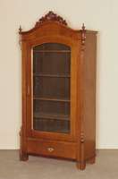 Schrank, deutsch, um 1870, Korpus Weichholz, Mahagonifurnier, unten eine Schublade, 1-tÜrig verglast, abgeschrÄgte Ecken, in Veluten auslaufend, ...