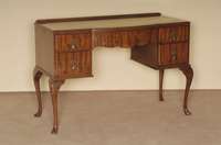 Damenschreibtisch, England, um 1905, Chippendale, Korpus Weichholz/Hartholz, Mahagonifurnier, gebogene Beine, 5-schÜbig, Arbeitsplatte mit Leder ...