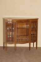 Vitrinenschrank, deutsch, um 1900, Edwardienstil, Palisander mit doppelten hellen Fadenintarsien, gebogene Front, 3-tÜrig, verglast mit ...