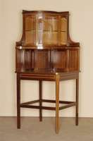 Eckvitrine, deutsch, um 1900, dreigeschossig , mit halbrundem verglastem Aufsatz mit Tischsockel, Edwardienstil, Palisander mit doppelten hellen ...