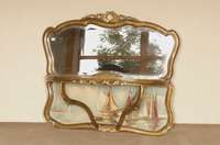 HÄngeregal, deutsch, um 1910, Weichholz gefaßt, barocke Form, mit goldfarbener BekrÖnung, Ablage aus Glas, RÜckwand oben mit Spiegel, ...