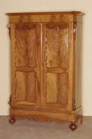 Schrank, Holland, um 1860, Korpus Eiche, Mahagonifurnier, auf KugelfÜßen, Blenderschubalde, seitlich abgeflacht, in Veluten auslaufend, ...