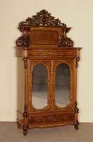 Prunkaufsatzvertiko, deutsch, um 1860/70, Louis-Philippe, Korpus Weichholz, Wurzelholzfurnier, Dackelbeine, Lisenen gerieft, in geschnitzten ...