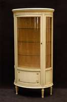 Glasvitrine, deutsch, um 1920, im Louis -XVI-Stil, weiß mit vergoldeten Profilen, 1 -tÜrige Form, mit 3/4-Verglasung, auf kurzen kannelierten ...