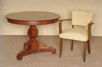 Tisch, deutsch, um 1830/40, Biedermeier, rund, Platte Mahagoni massiv, balusterfÖrmiger Fuß, 6-eckig, auf Plateau, 3-fach ausladend, restauriert ...