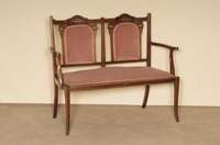 Sofa, England, um 1900, Edwardien, 2-sitzer, Mahagoni mit hellen Fadenkonturen, klassizsitische Vasen und Blumen Marketerie, zierliches ...