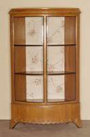 Eckschrank, deutsch, um 1910, ArtDeco, Korpus Weichholz, Kirschbaumfurnier, Unterteil abgesetzt mit stern- und muschelfÖrmigen Verzierungen, 2 ...